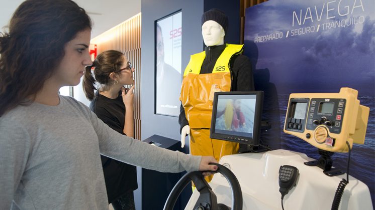El chaleco salvavidas, diseñado por la empresa SCIO IT y con la colaboración del grupo Inditex, incorpora una baliza con GPS para localizar fácilmente a trabajadores que caigan al mar. Foto: Parque de las Ciencias