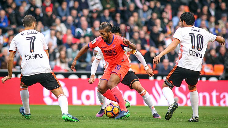 Carcela controla la pelota ante la presión de varios jugadores del Valencia. Foto: LOF