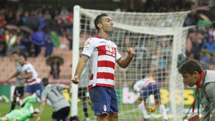 Barral celebra el gol anotado por su compañero Lombán en el partido del sábado. Foto: Álex Cámara