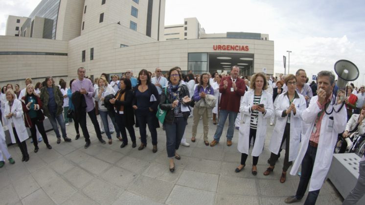 Los profesionales se han concentrado esta vez a las puertas del Hospital del PTS. Foto: Álex Cámara