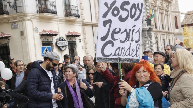 Jesús Candel, Spiriman en las redes sociales, con algunos de los asistentes a la manifestación del 27N. Foto: Álex Cámara
